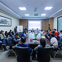 公司組織開展“增強(qiáng)顧客意識(shí)，提升員工素質(zhì)”大討論